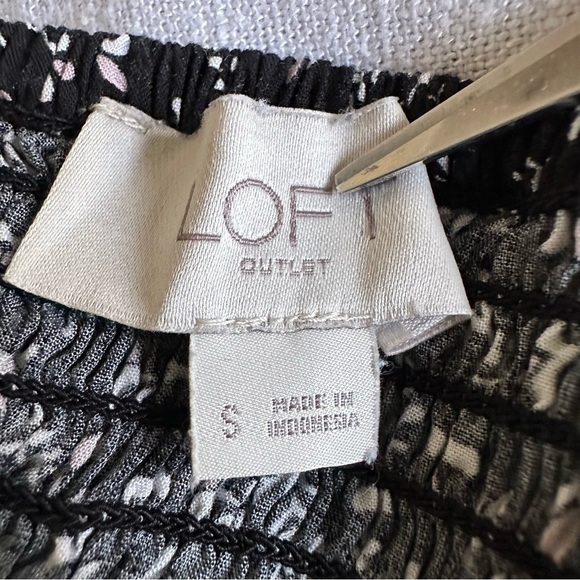 LOFT Womans Black Ditsy Floral Wide Leg Crop Jumpsuit Sz S Smocked Preppy Boho - Picture 15 of 16